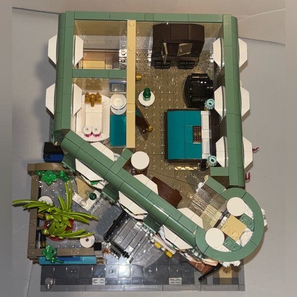 LEGO #10297 Boutique Hotel - Picture 5 of 11